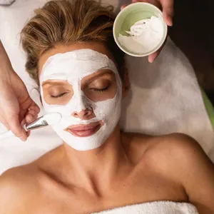 Gezichtsbehandeling met masker